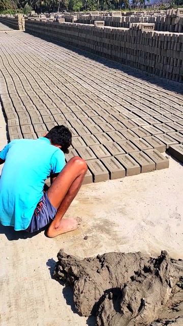 удивительное изготовление глиняного кирпича.#shorts смотреть онлайн