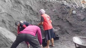 Строительство, шахтёры добывают песок