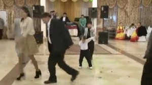 Классно танцует мальчик
