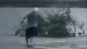 бабулька бежит по  воде и радуется пакетам!