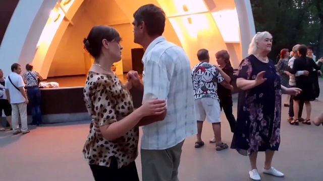 МОЯ ЛЮБИМАЯ И НЕЖНАЯ! ТАНЦЫ В ПАРКЕ ГОРЬКОГО ХАРЬКОВ смотреть онлайн