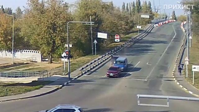 На "горбатом" мосту столкнулись три автомобиля