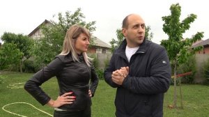 Лена и Толик ПРИМОТАЛИ ДОКТОРА СКОТЧЕМ К БЕРЕЗЕ. Glued the doctor with tape to the tree.