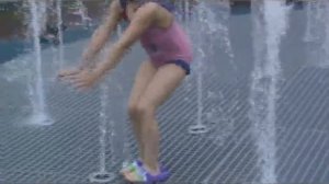 Фонтан. Дети в фонтане. Прогулка, бегаем по фонтану