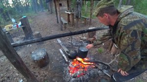 Уехали в глухую тайгу. Живём в избушке. Щуки монстры и окуни горбачи гнут спиннинги! Уха на костре.