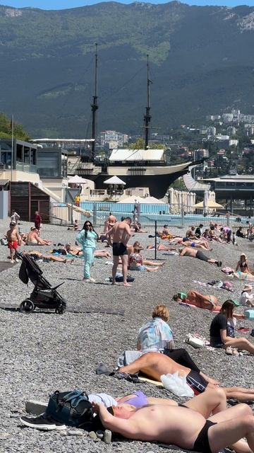 Все жарятся на пляже. Приморский пляж в Ялте 2025 #примоскийпляжялта #ялтасегодня #ялта2025 смотреть онлайн
