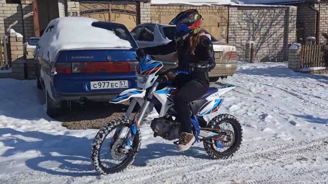 Питбайк Vels 125 Девочка первый выезд смотреть онлайн