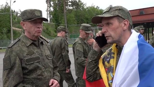 Первые звонки родным после освобождения в ходе сегодняшнего обмена. смотреть онлайн
