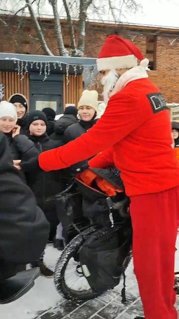 Деды Морозы на велосипедах поздравляют с Новым Годом ?