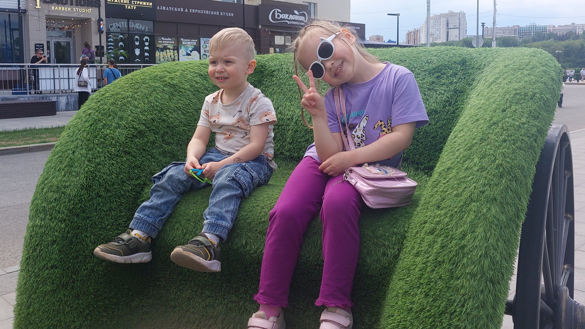 🏙ПРОГУЛКА ПО ГОРОДУ 🌳ДЕТСКАЯ ПЛОЩАДКА 🛶🛥КАТАЕМСЯ НА КАТАМАРАНЕ🥰 смотреть онлайн