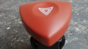 Кнопка аварийной сигнализации на Renault Trafic.