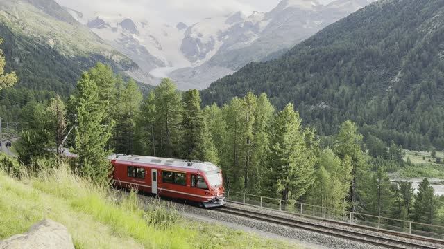 По дорогам Швейцарии… на машине по маршруту панорамного поезда Bernina Express смотреть онлайн