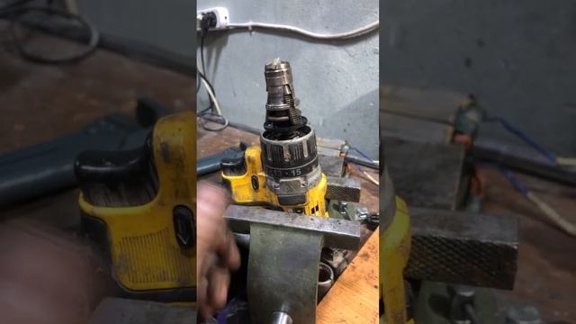 Замена патрона Dewalt DCD 791,Как делаю я! смотреть онлайн