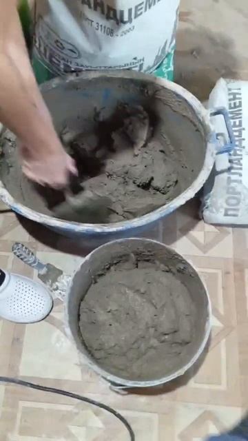 замешивает раствор,конкретный замес#будем закидывать