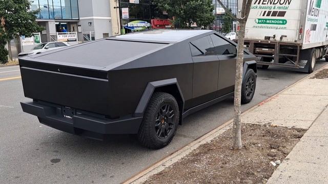 Крутой футуристичный электро-внедорожник от Илона Ма?