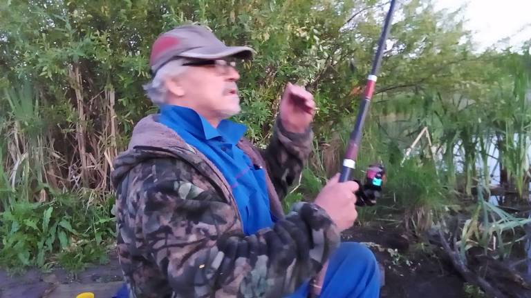 Жизнь в деревне. Что то пошло не так. Тишина - Карась молчит ! смотреть онлайн