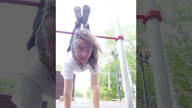Трюки Эмилии😄 смотреть онлайн