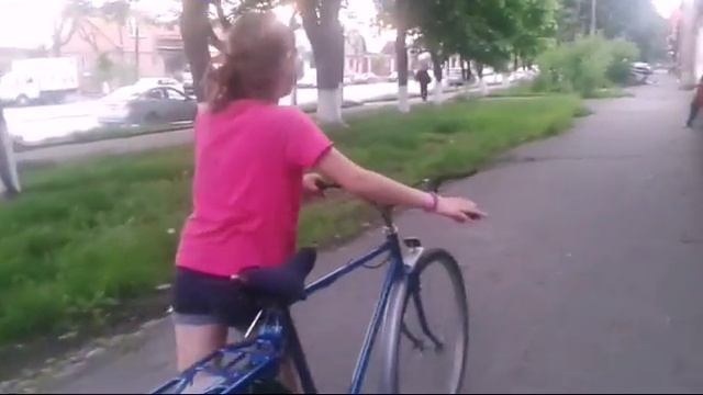 ЖЕСТЬ! ДЕВОЧКА УПАЛА С ВЕЛОСИПЕДА! НЕРЕАЛЬНЫЙ ТРЮК.. смотреть онлайн