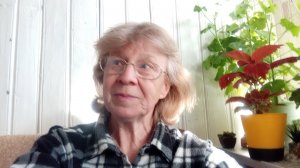 Устанавливаем трубу на крышу, чистим участок от репейника