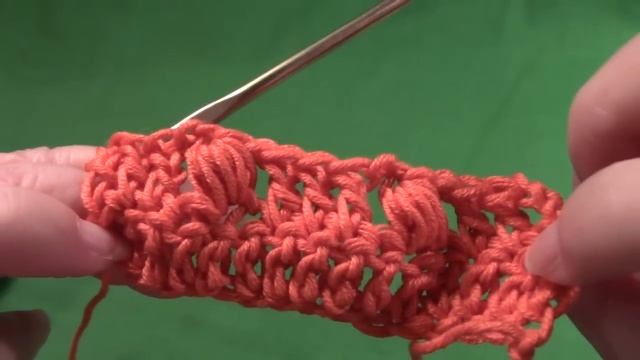 Вязание крючком - Урок 24 Узор для кардигана из столбиков с накидом, шишечек и сеткой смотреть онлайн