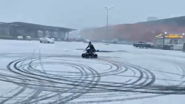 детский квадроцикл с мотором 200сс