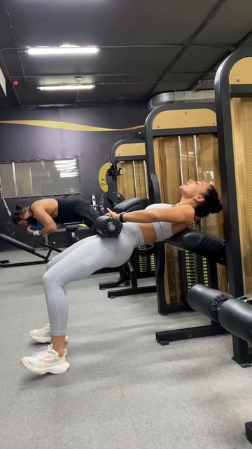 Ягодичный мост в тренажере для разгибаний смотреть онлайн