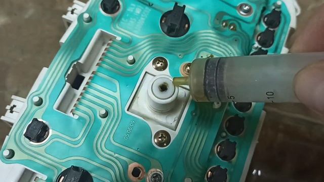 ХЁНДАЙ АКЦЕНТ. Стрелка спидометра дёргается и жужжит.