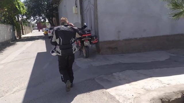 Байк Пост Самарканд, мото турист с Крыма, город Севаст?