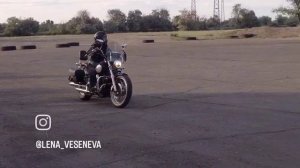 Мотоцикл Ямаха драг стар 650. Зовут Браун)