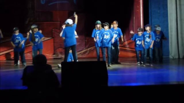 Хип-хоп, танцует внучка Настя (в бейсболке с "1"). смотреть онлайн