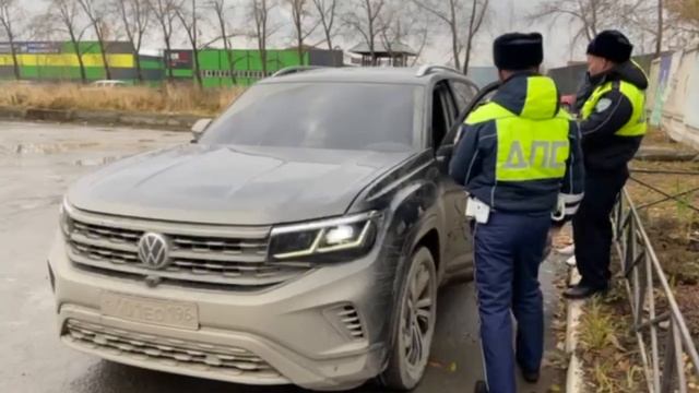 Дорогой кроссовер с хитрым владельцем прижали у кладб смотреть онлайн