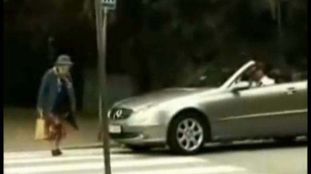 Бабка бьет по мерседесу срабатывает подушка смотреть онлайн