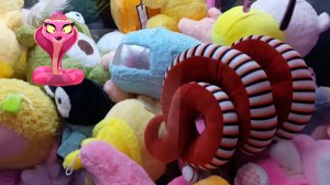 Вытаскиваем игрушки из автомата Хватайка.