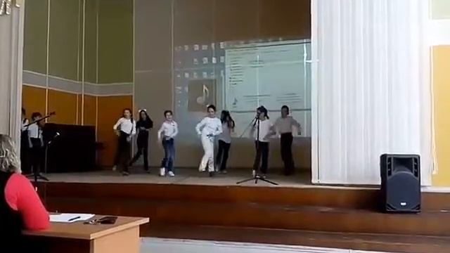 Девочки танцуют прикольно смотреть онлайн