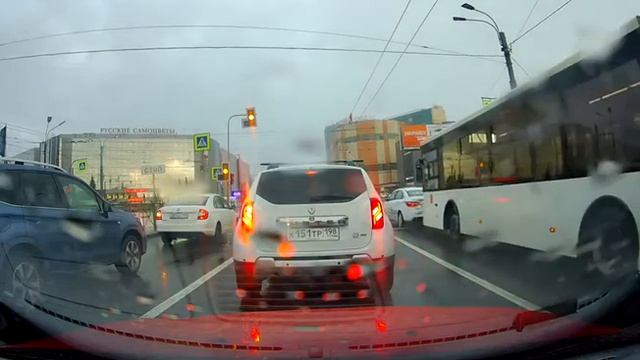 Автобус врезался в таксиста на перекрёстке Энергетик?