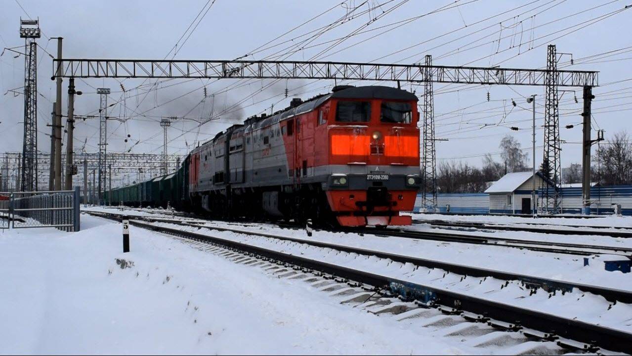 Тепловоз 2ТЭ10М-2360. Отправление.