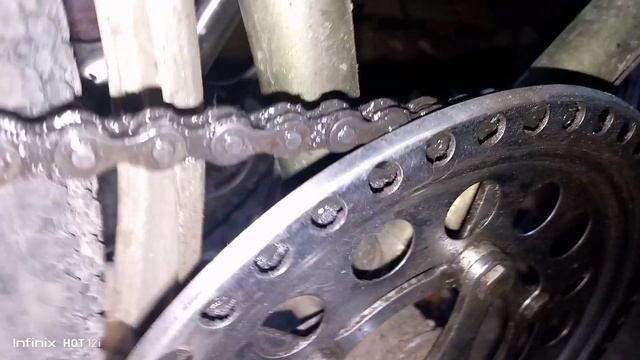 Свеже смазанная цепь велосипеда ХВЗ Спутник.