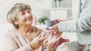 Новые правила получения пособия по уходу пожилыми, старше 80 лет и инвалидами с 1 июля 2025 года