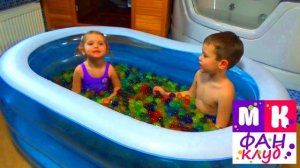 ОРБИЗ МИСС КЕТИ И МИСТЕР МАКС КУПАЮТСЯ В БАССЕЙНЕ С ГИГАНТСКИМИ ШАРИКАМИ ОРБИЗ, ОТКРЫВАЕМ КИНДЕРЫ