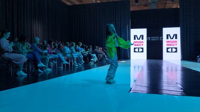 ЭВА МАК с песней "Одинокий самокат" выступила на МОДА ФЕСТ юга России 2025! смотреть онлайн