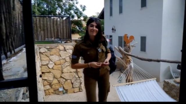 Красные ботинки