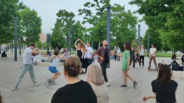 Танцующий парк в выходной. смотреть онлайн