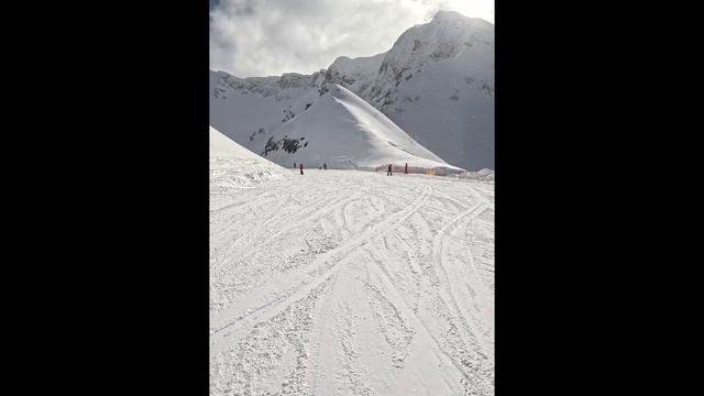 Катание на лыжах в горах. смотреть онлайн