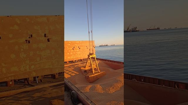 разгружаем краном