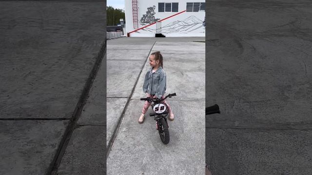 Маленькая Лера, и ее первый опыт на двух колесах. Элект