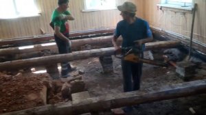 РЕМОНТ ПОЛА В ДЕРЕВЕНСКОМ ДОМЕ .АРХИВ.