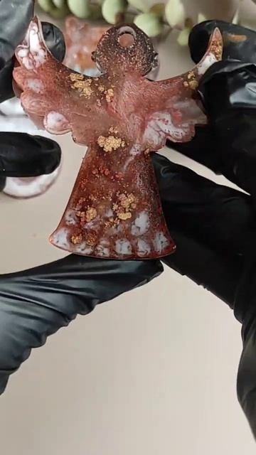 Залипательный процесс создания елочных украшений из ? смотреть онлайн