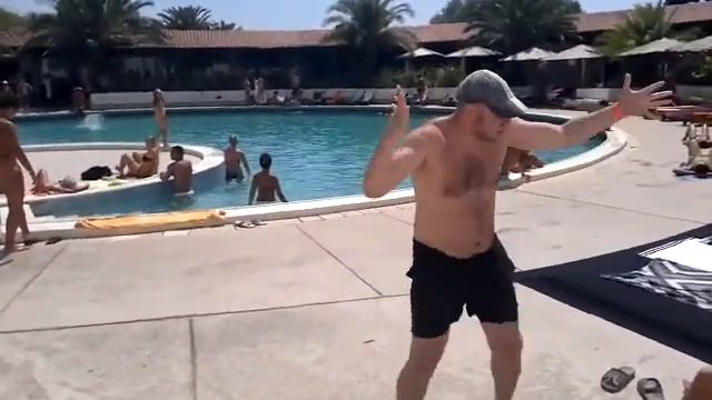 Хардбасс у бассейна смотреть онлайн