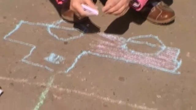 Даша рисует на асфальте у ДК Торжка. Продолжение 2.wmv смотреть онлайн