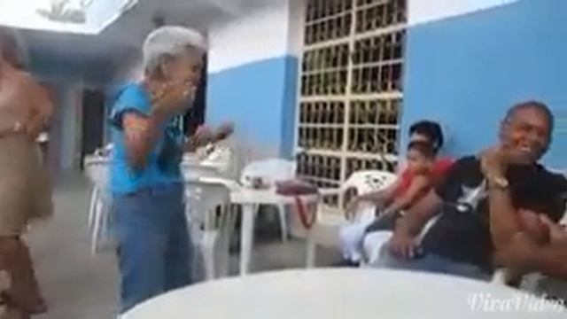 Бабушка танцуют смотреть онлайн